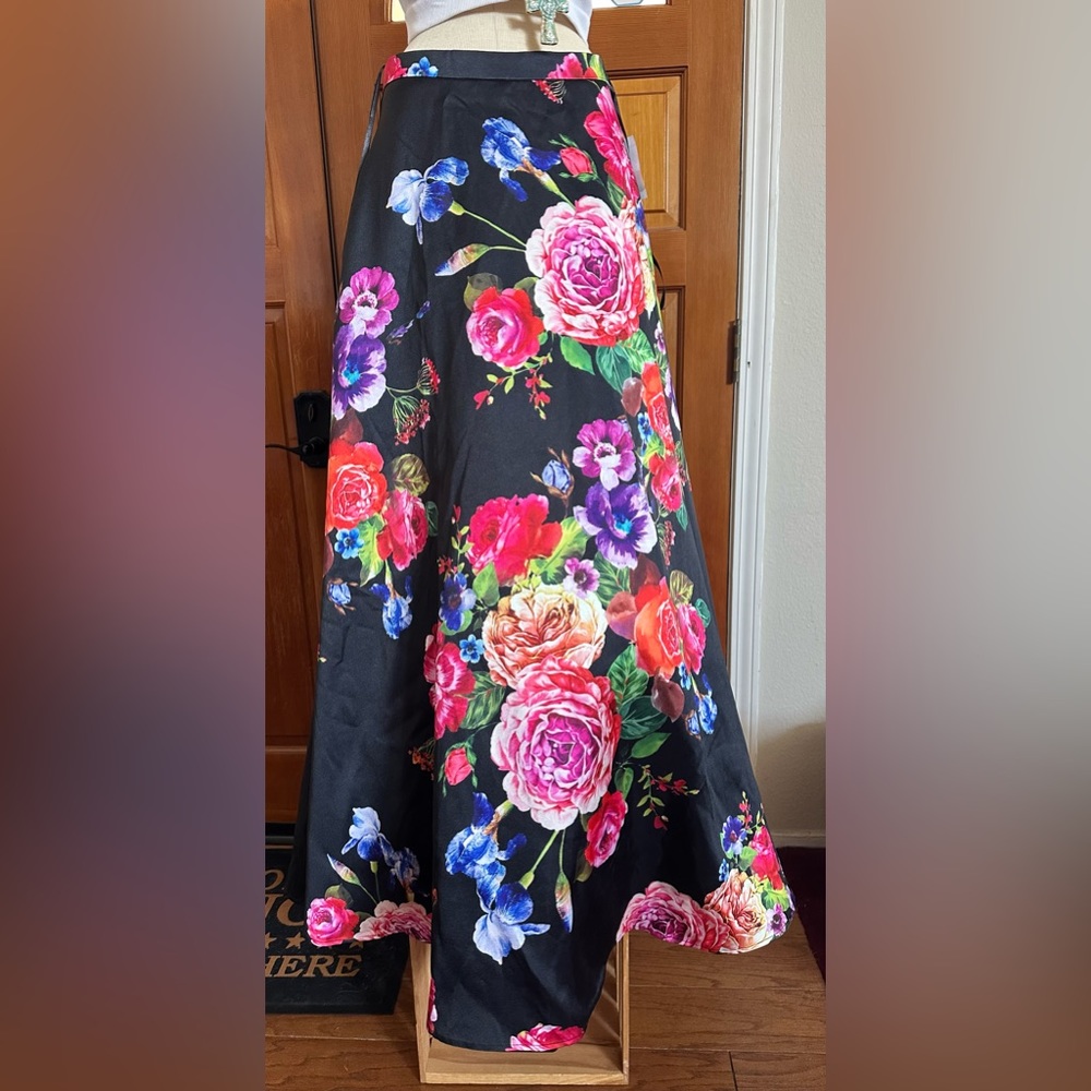 Floral maxi skirt, NWT, floor length, no rips, no tears